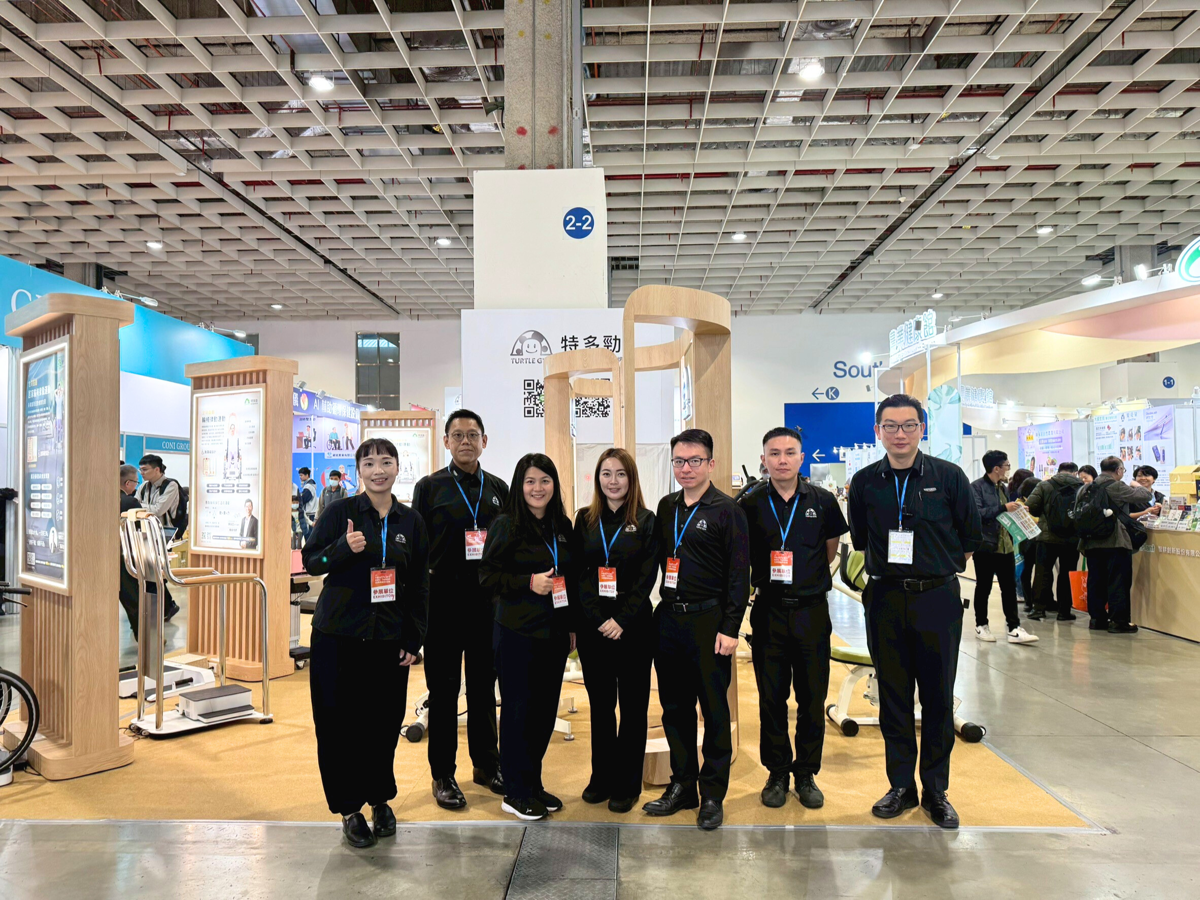 台灣醫療科技展展位，特多勁專業團隊合影留念，AI 智慧銀髮健身系統