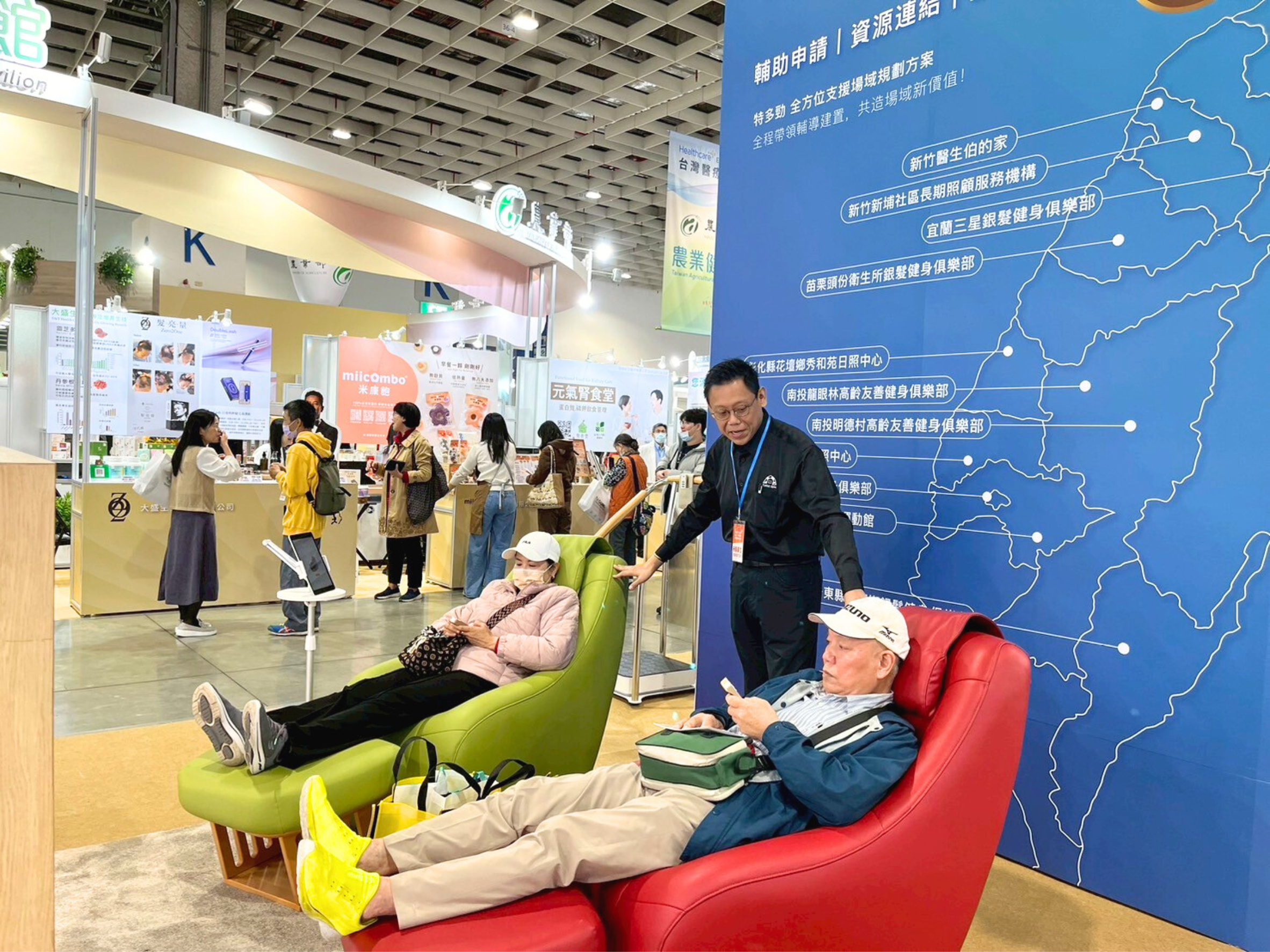 長者團體在特多勁展位積極參與肌力檢測活動