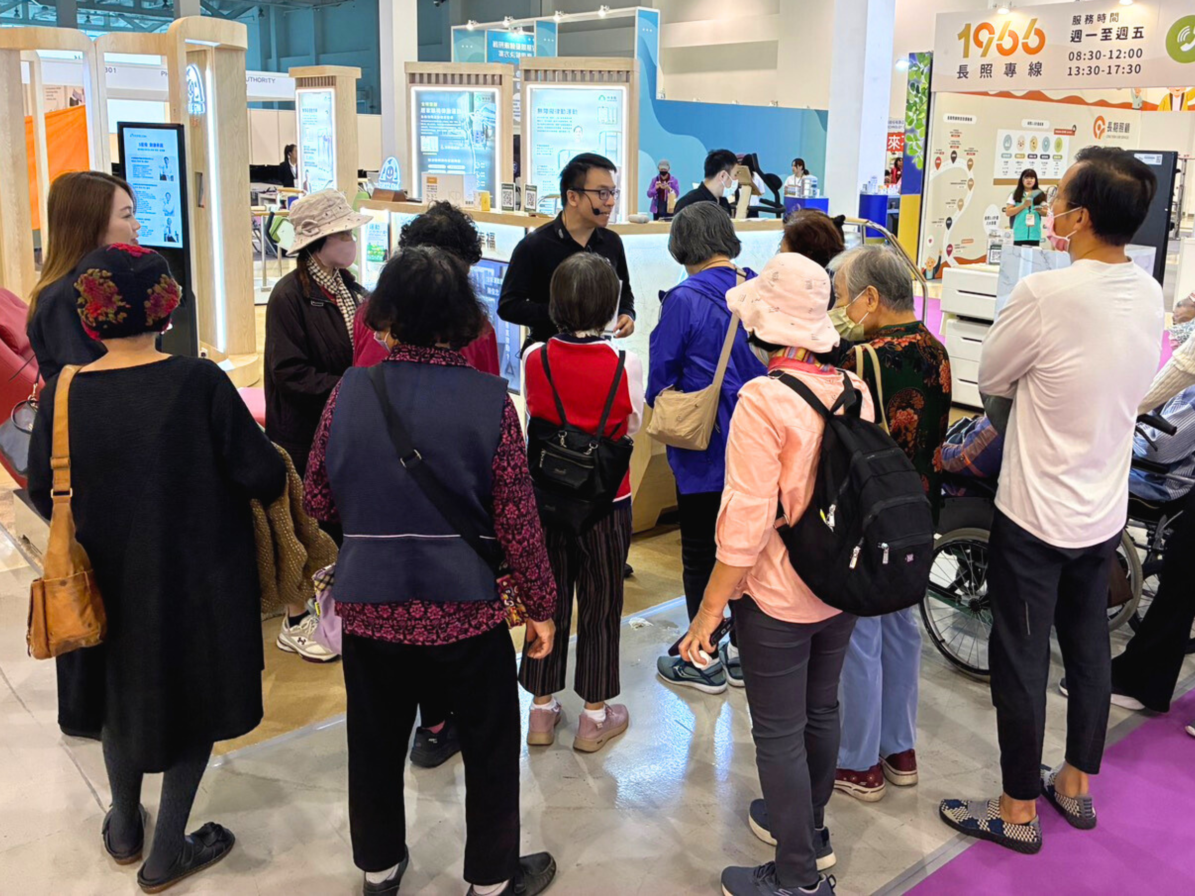 特多勁展位專業顧問為訪客介紹 AI 智慧銀髮健身系統操作