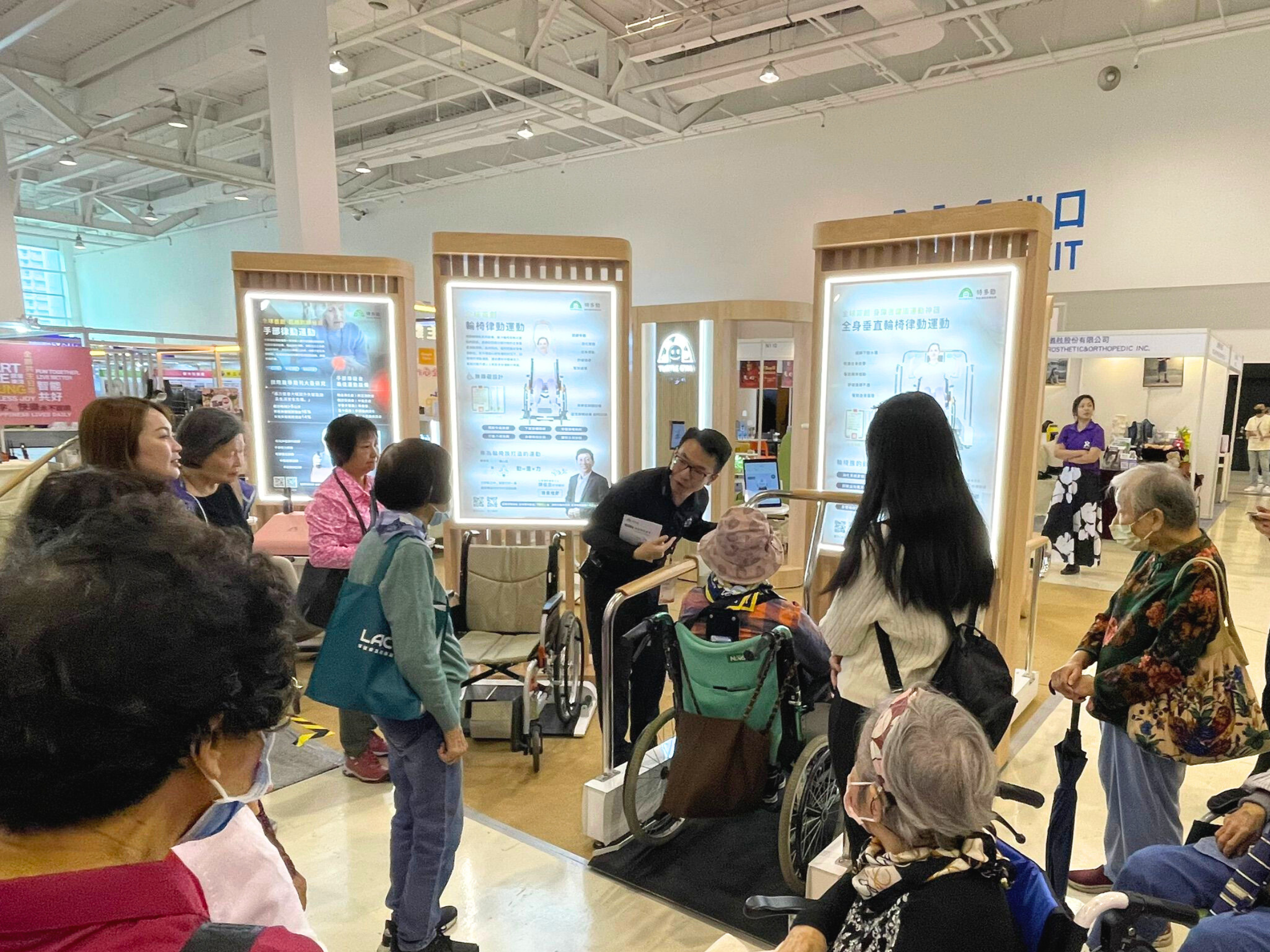 長者團體在特多勁展位積極參與肌力檢測活動