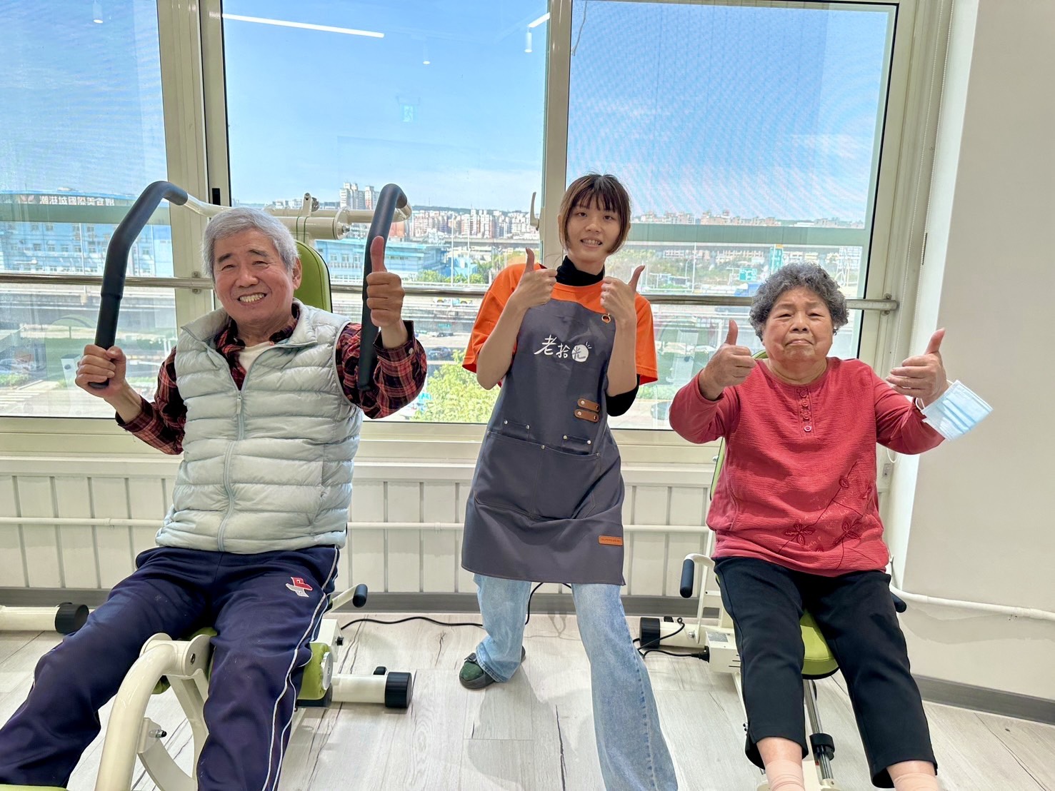 老拾光同仁協助長輩體驗全身垂直律動設備，促進血液循環