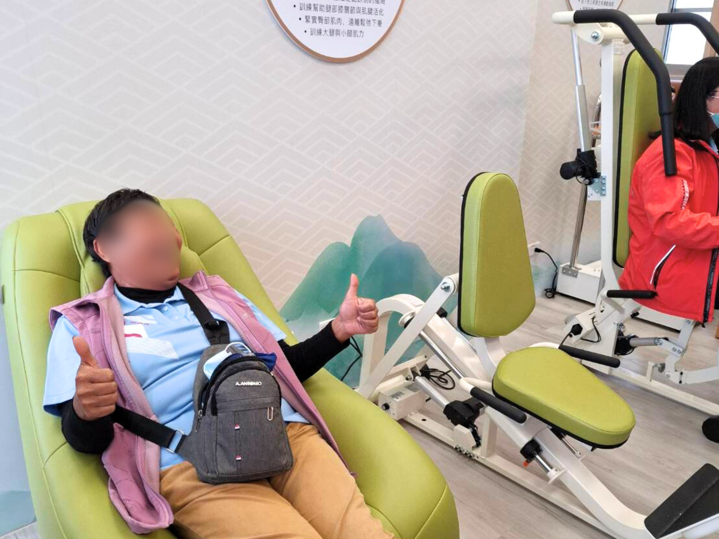 竹秀苑長輩體驗全身垂直律動紓壓椅，讚不絕口，雙手比讚