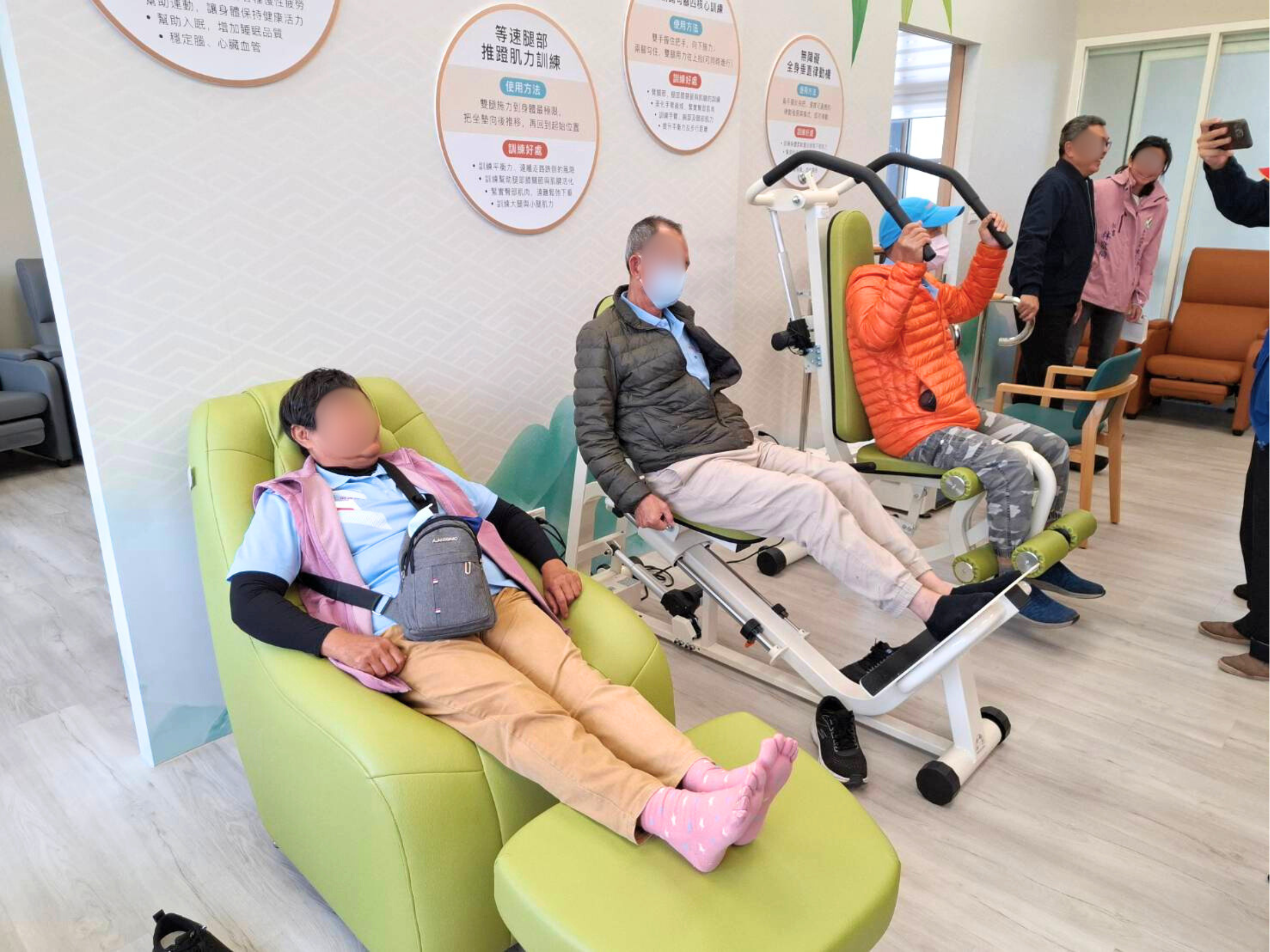 竹山竹秀苑日照中心配置特多勁等速肌力訓練設備，長輩進行主動式運動復能