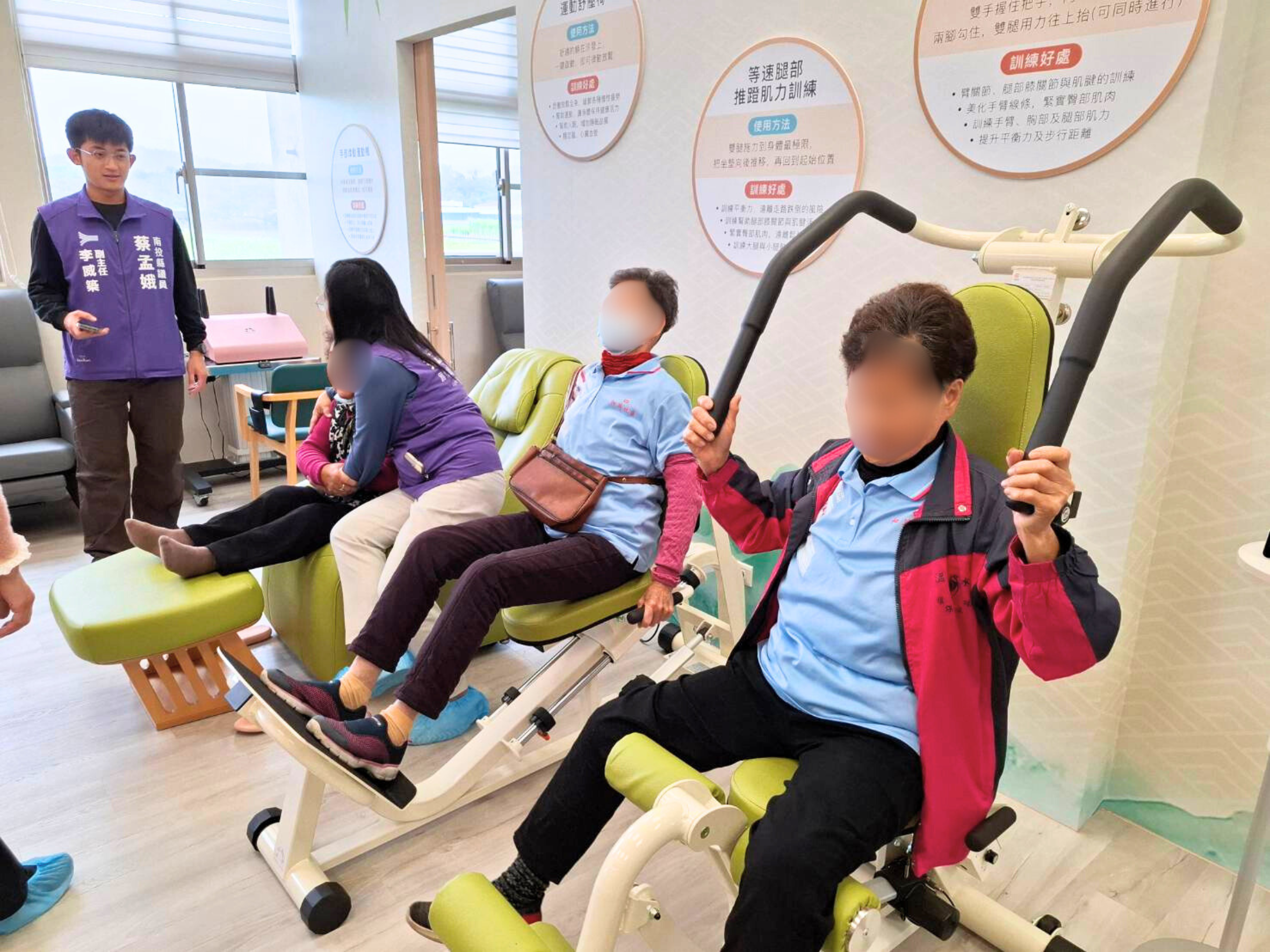 長輩於竹秀苑日照中心使用手部律動運動機活化關節機能
