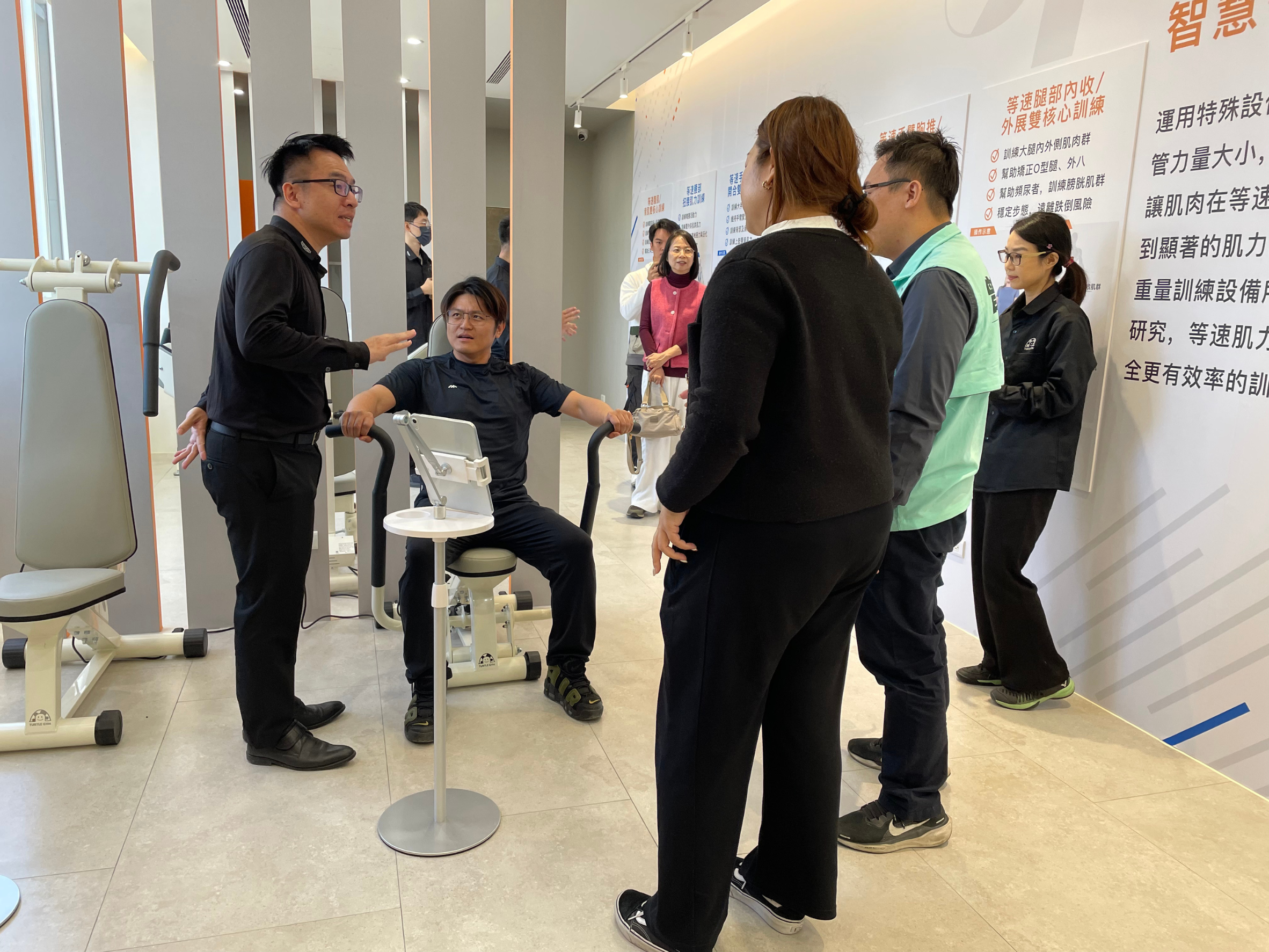 醫師與特多勁團隊在科技運動場域內討論民眾的運動計畫與參數設定
