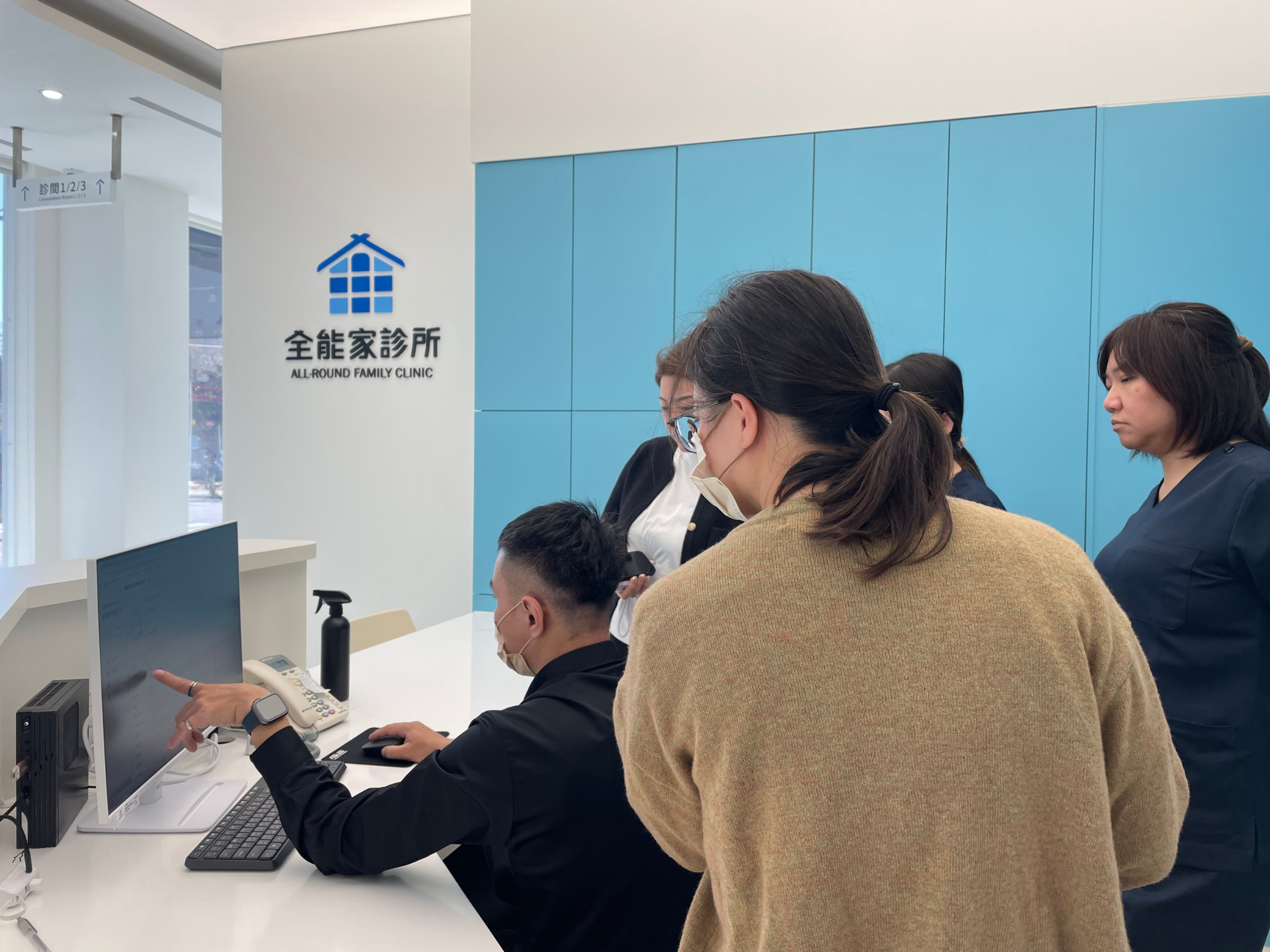 全能家診所護理同仁操作電腦，查看運動數據分析與肌肉力量檢測報告