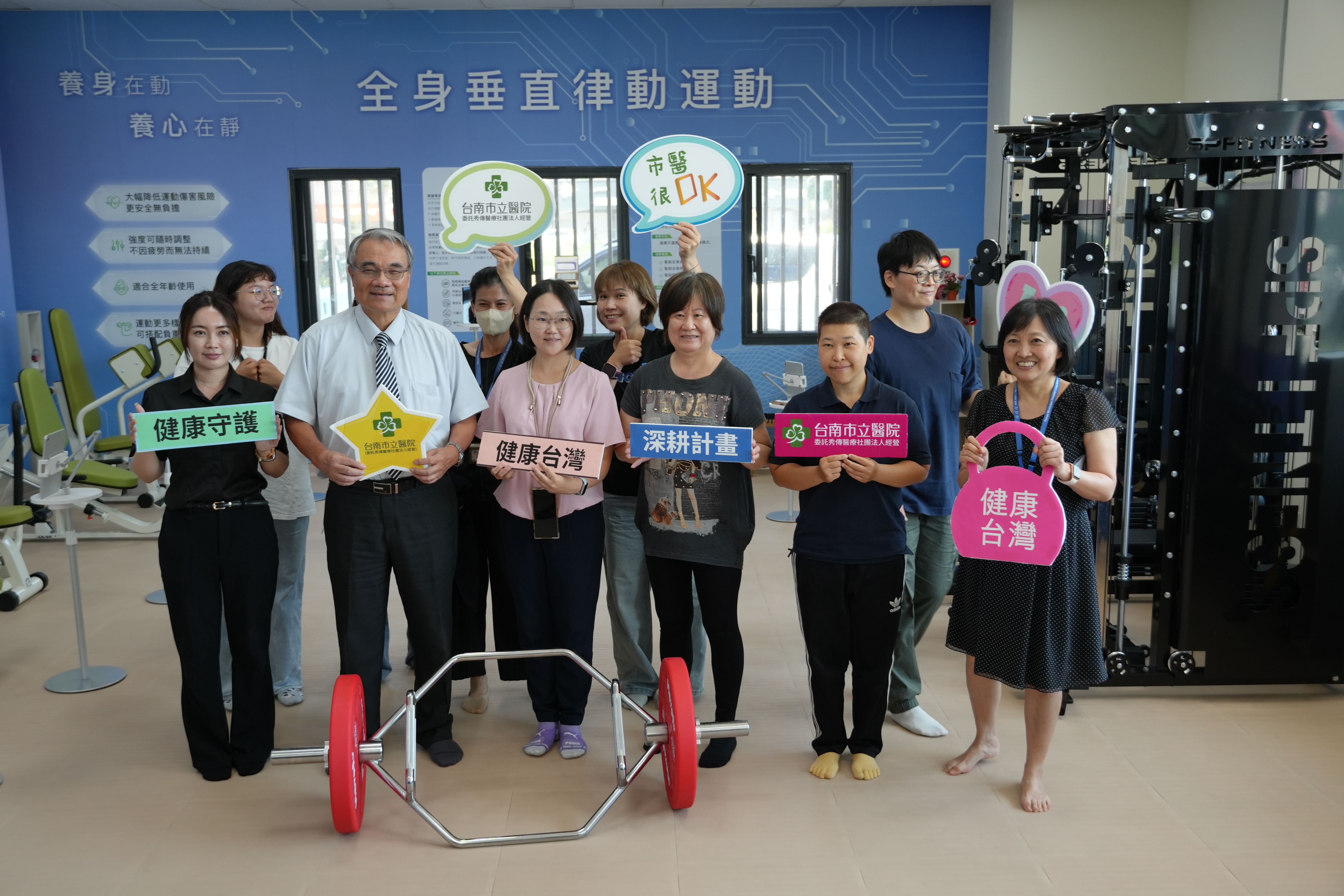 台南市立醫院肌廠實驗室揭幕儀式，院長與貴賓合影