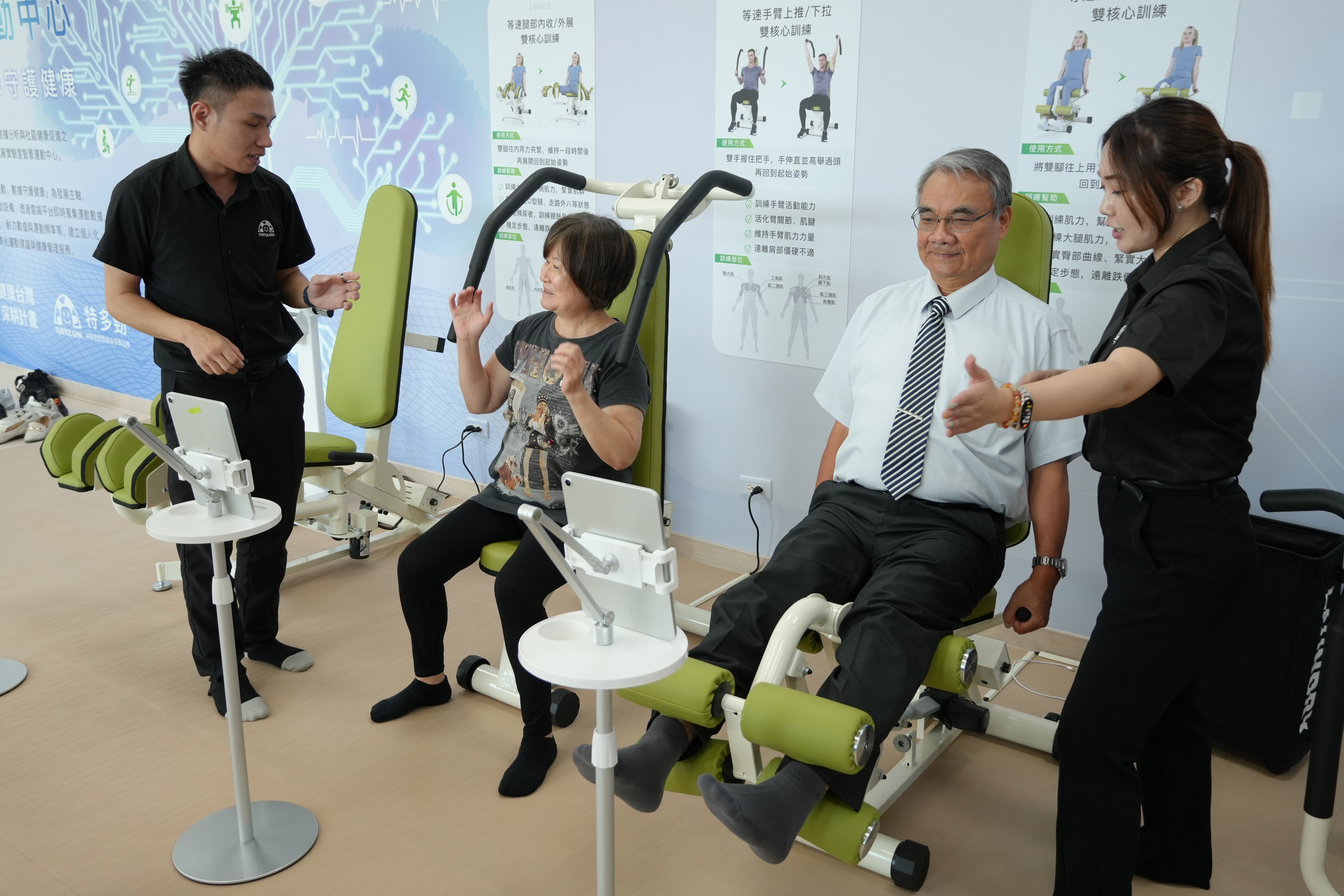蔡良敏院長與長輩在TURTLEGYM特多勁專業人員引導下，使用智慧版等速肌力設備進行精準訓練