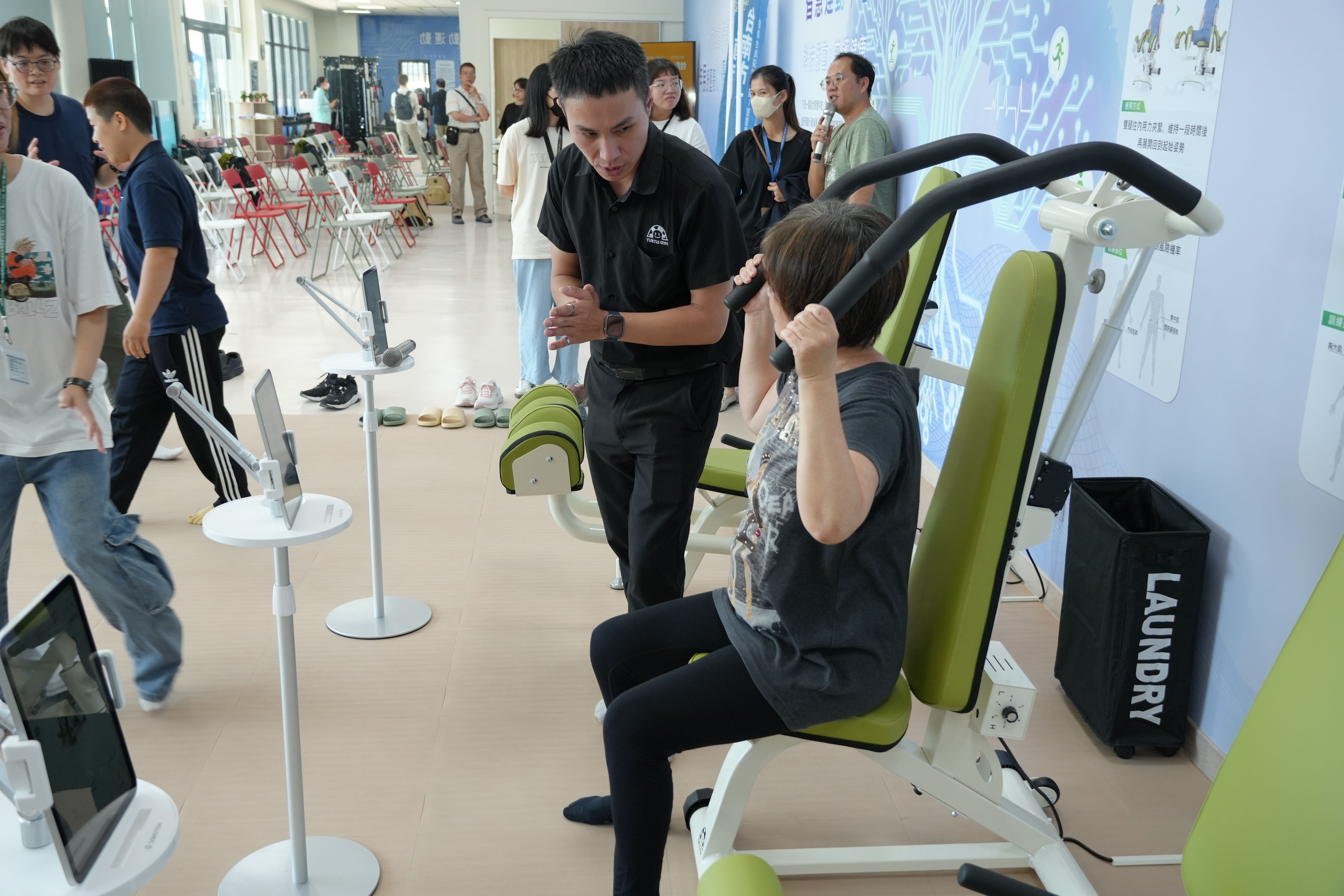 長輩在教練引導下，使用智慧版等速肌力設備進行精準訓練